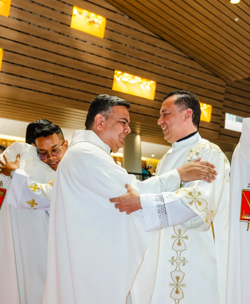 Dos sacerdotes se abrazan en la celebración