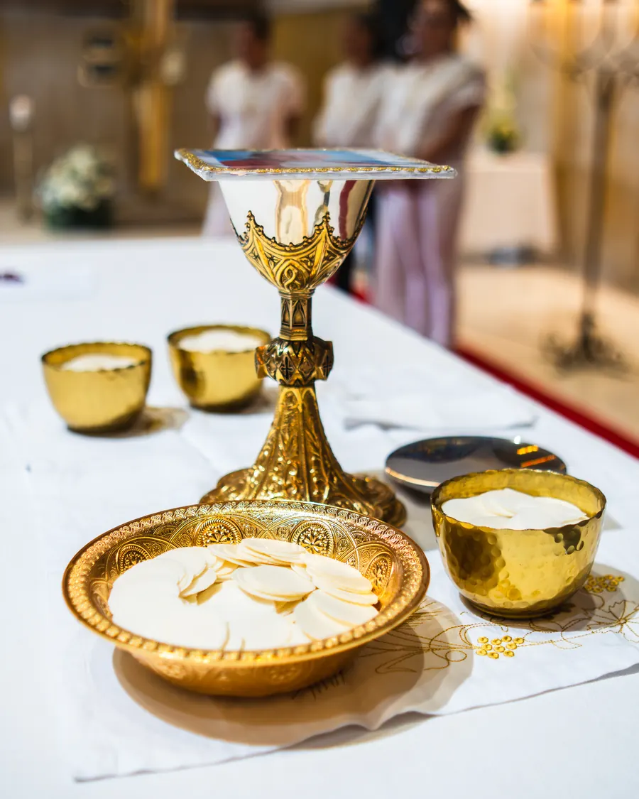 El cáliz y las hostias sobre el altar