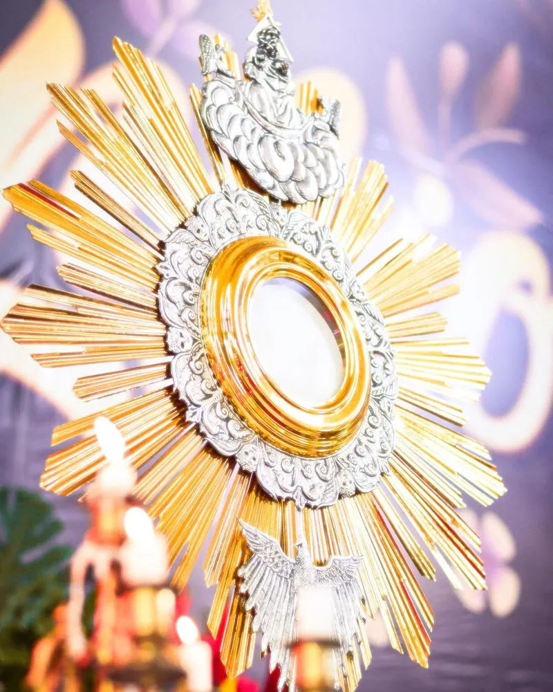 La custodia con el Santísimo expuesto