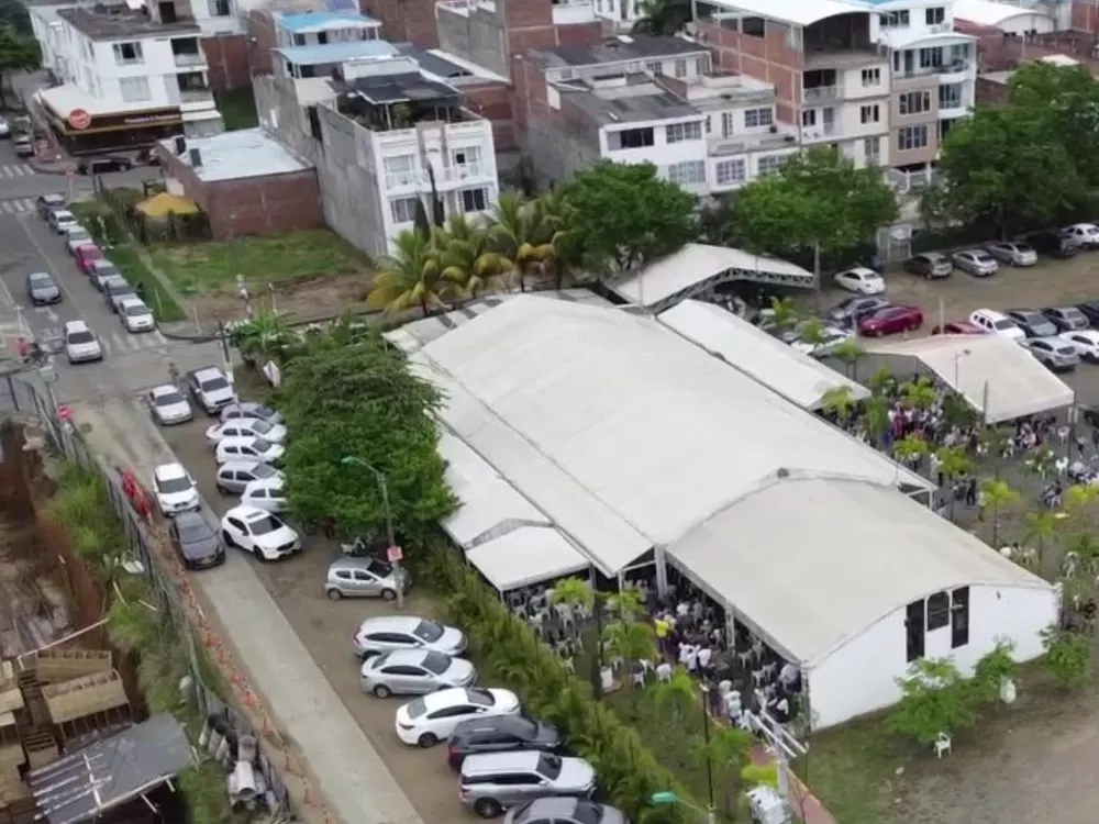 El lote al inicio de la obra, con la carpa donde se reunía la comunidad
