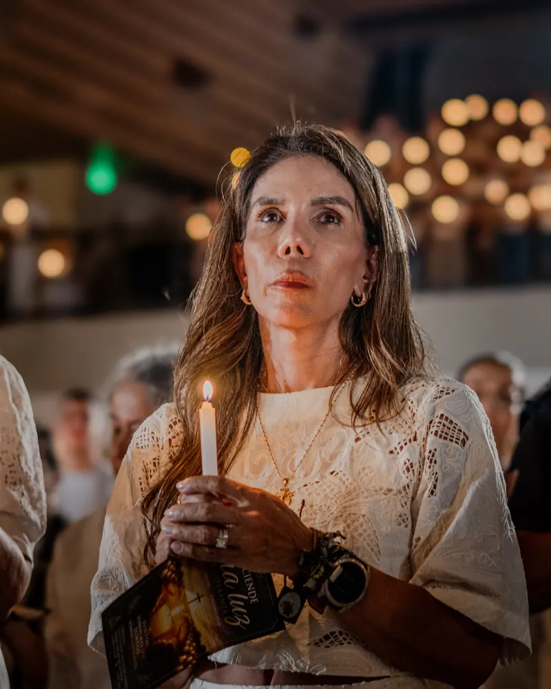 Una feligresa con su vela encendida