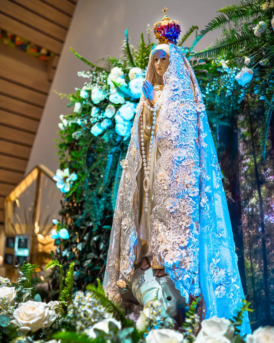 La imagen de la Virgen de Fátima del Santuario, coronada y rodeada de flores